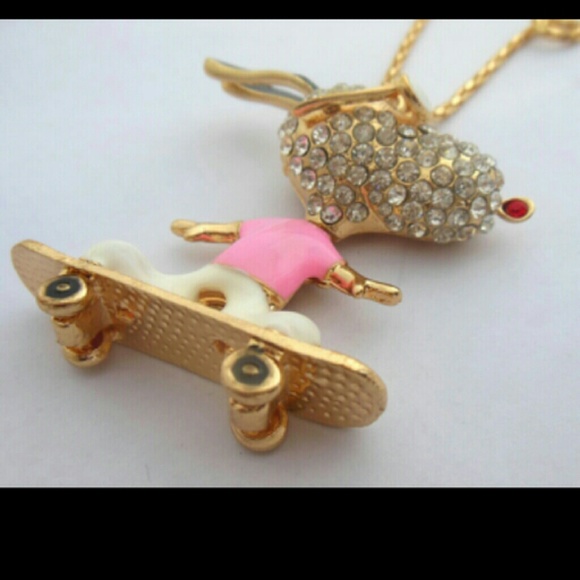 CRYSTAL SNOOPY DOG NECKLACE - Picture 1 of 3